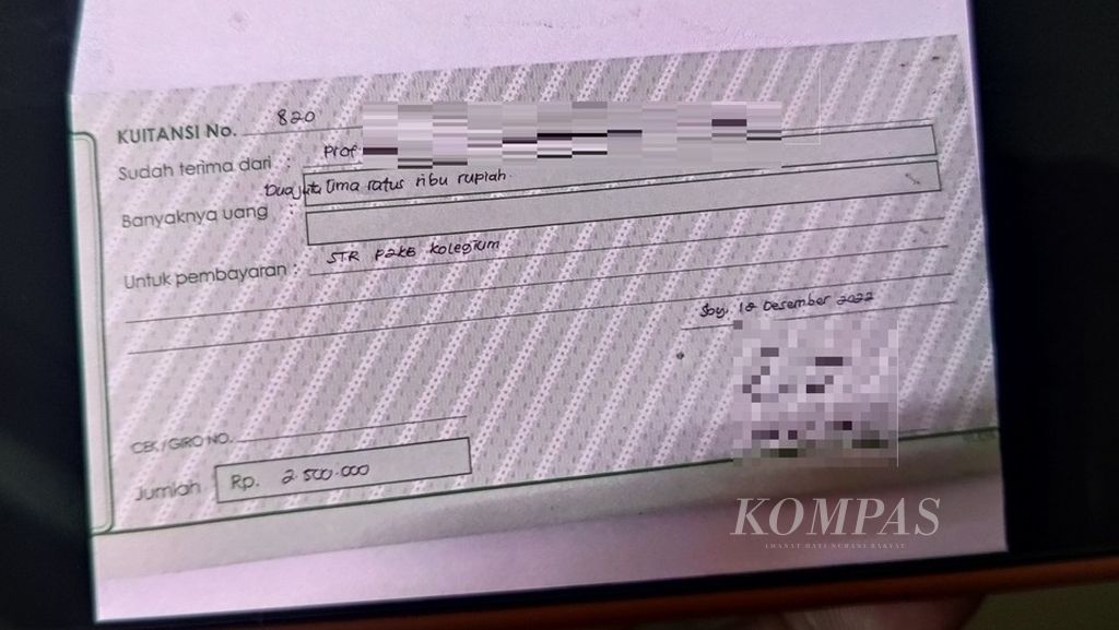 Salah satu bukti bayar seorang dokter kepada calo N di Jawa Timur, saat diperlihatkan, Jumat (25/6/2023). Kepada Kompas, N bilang dapat membantu dokter melengkapi kekurangan syarat untuk surat tanda registrasi.