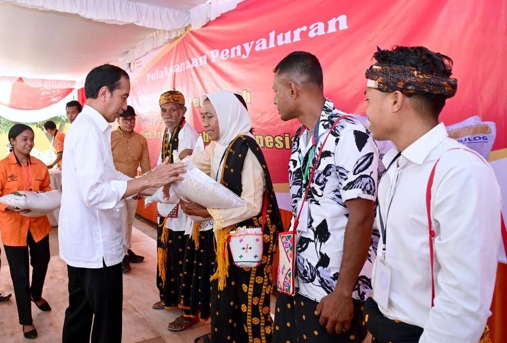 Presiden Joko Widodo membagikan bantuan pangan cadangan beras pemerintah kepada sejumlah keluarga penerima manfaat di Kabupaten Nagekeo, Provinsi Nusa Tenggara Timur, Selasa (5/12/2023).