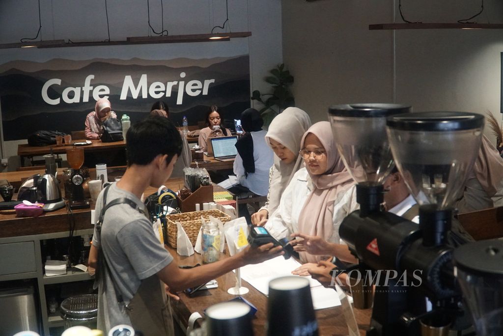 Barista melayani pengunjung di Cafe Merjer di Kota Padang, Sumatera Barat, Rabu (24/4/2024). 