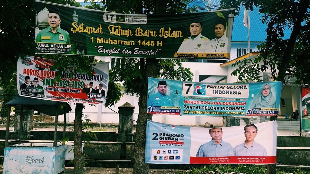Di Jalan Raya Pangkalan Brandan, Besitang, Sumatera Utara, Senin (15/1/2024), sebagian alat peraga kampanye, terpasang di pohon-pohon. Dengan pemasangan yang serba tidak beraturan, selain mengganggu wajah daerah juga mencemari lingkungan.