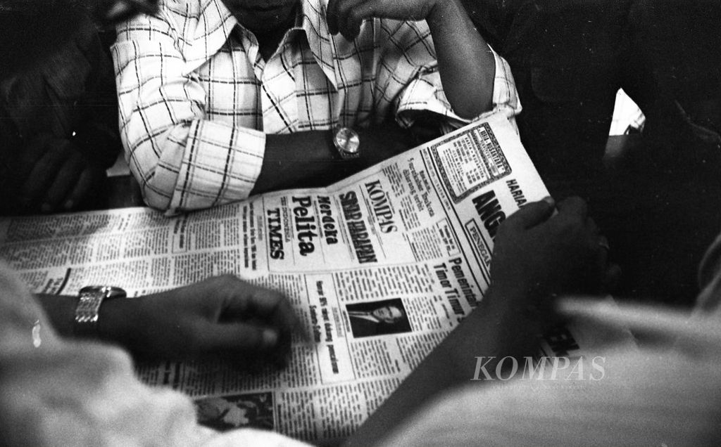 "Angkatan Bersenjata "  newspapers include the heads of the banned newspapers in their reports dated January 21, 1978.