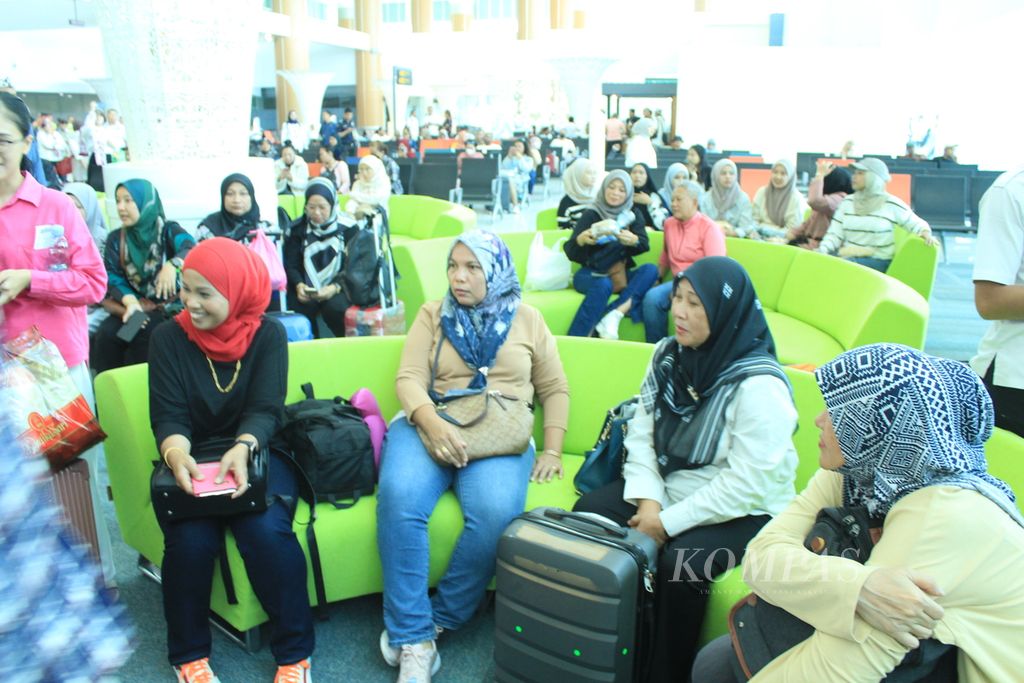 Sejumlah penumpang bersiap berangkat ke Kuala Lumpur, Malaysia, dari Bandara Internasional Jawa Barat Kertajati di Kabupaten Majalengka, Jawa Barat, Rabu (18/10/2023). 