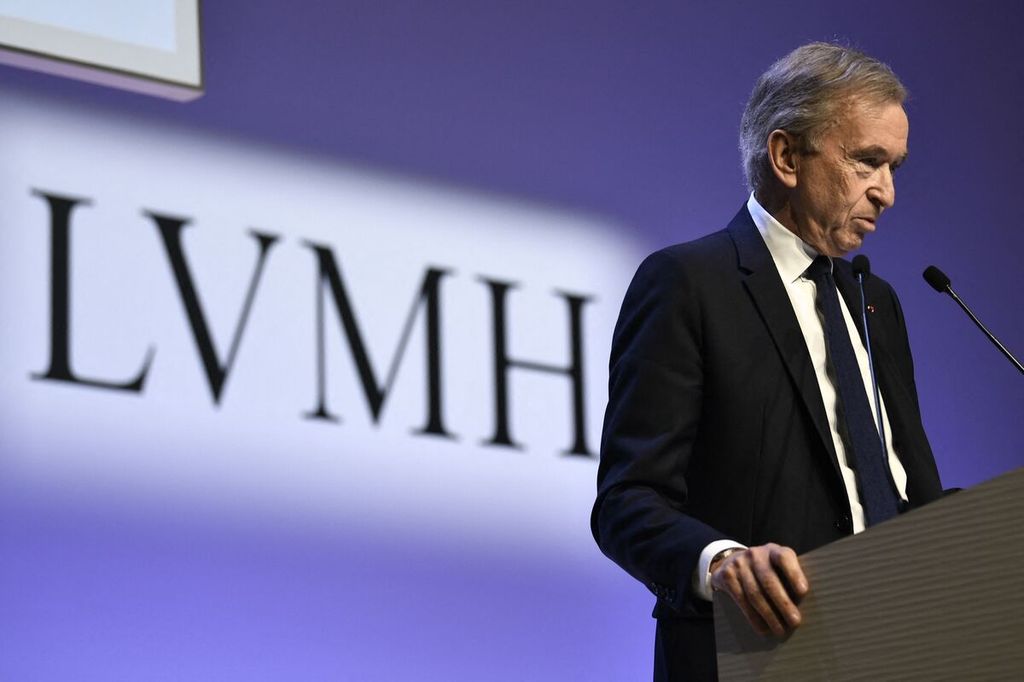Pemimpin LVMH Bernard Arnault menyampaikan perkembangan kondisi perusahaan itu pada 25 Januari 2024 di Paris, Perancis. Sepanjang 2023, omzet LVMH mencapai 86,2 miliar euro.