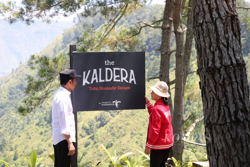 Presiden Joko Widodo bersama Nyonya Iriana Joko Widodo mengunjungi The Kaldera Toba Nomadic Escape, Toba Samosir, Sumatera Utara, Selasa (30/7/2019). 