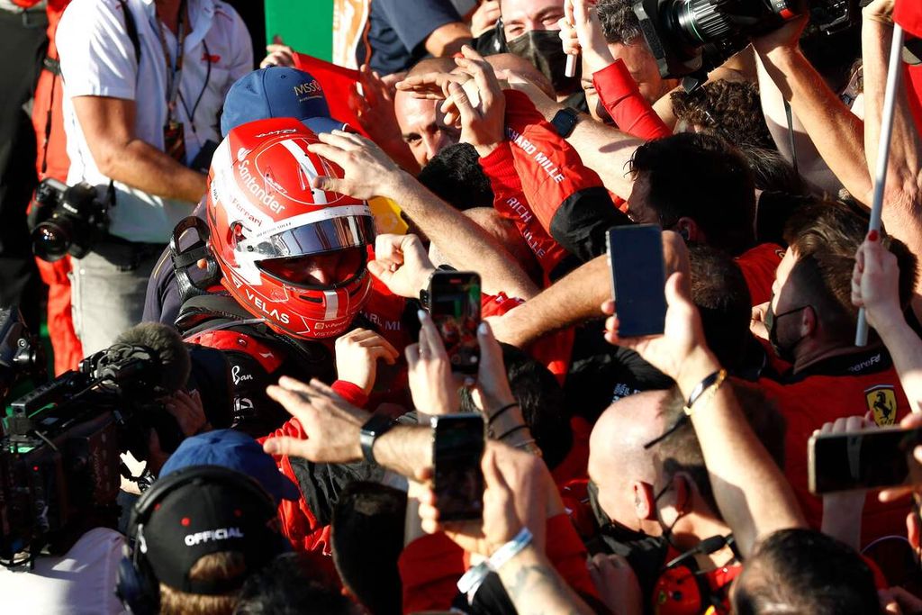 Pebalap Ferrari, Charles Leclerc (kiri), merayakan kemenangannya bersama timnya di balapan Formula 1 seri Australia di Melbourne Park, Minggu 10/4/2022) lalu. Ia kini memuncaki klasemen sementara pebalap. 