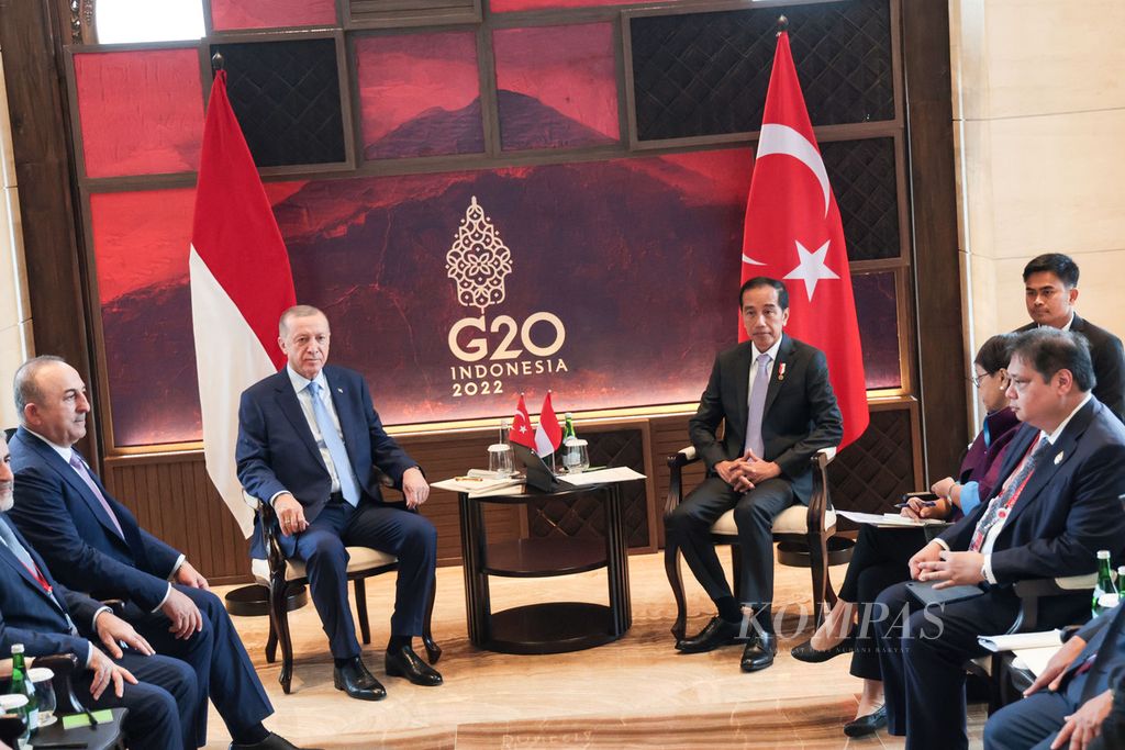 President Joko Widodo holds a bilateral meeting with Turkish President Recep Tayyip Erdogan on the sidelines of the G20 Summit in Nusa Dua, Bali, on Monday (14/11/2022). 