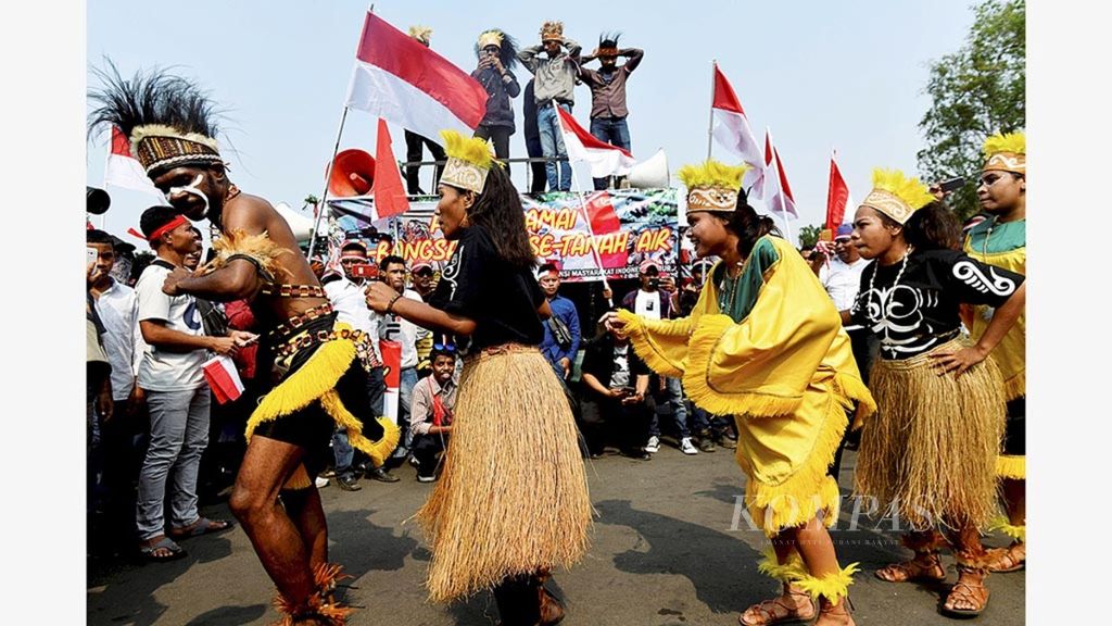 Warga mengenakan pakaian tradisional Papua saat mengikuti aksi yang mengecam kerusuhan di Papua dan Papua Barat di Taman Pandang Istana, kawasan Monas, Jakarta, Senin (2/9/2019). Aksi yang diikuti ratusan warga, termasuk warga dari wilayah Indonesia timur, itu juga menyerukan perdamaian di Papua serta menegaskan bahwa Papua tetap bagian dari NKRI.