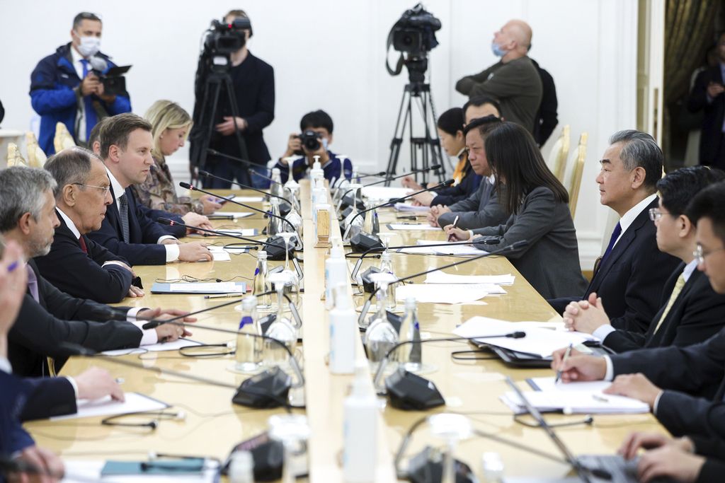 Dalam foto dari Kementerian Luar Negeri Rusia ini, Menteri Luar Negeri Rusia Sergey Lavrov (kedua dari kiri) berbicara dengan Menteri Luar Negeri China Wang Yi (ketiga dari kanan) ketika bertemu di Moskwa, Rusia, Senin (18/9/2023). 