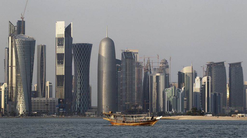 Sebuah perahu tradisional tampak terapung di Teluk Corniche, Doha, dengan latar belakang gedung-gedung tinggi di pusat bisnis di Doha, Qatar (6/1/2011).
