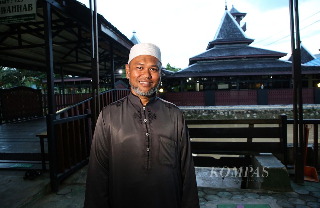 Iwan Susanto, salah satu nazir  atau orang yang diberi kepercayaan untuk mengurus tanah wakaf Masjid Tua Al-Wahhab Bontang, Kalimantan Timur.