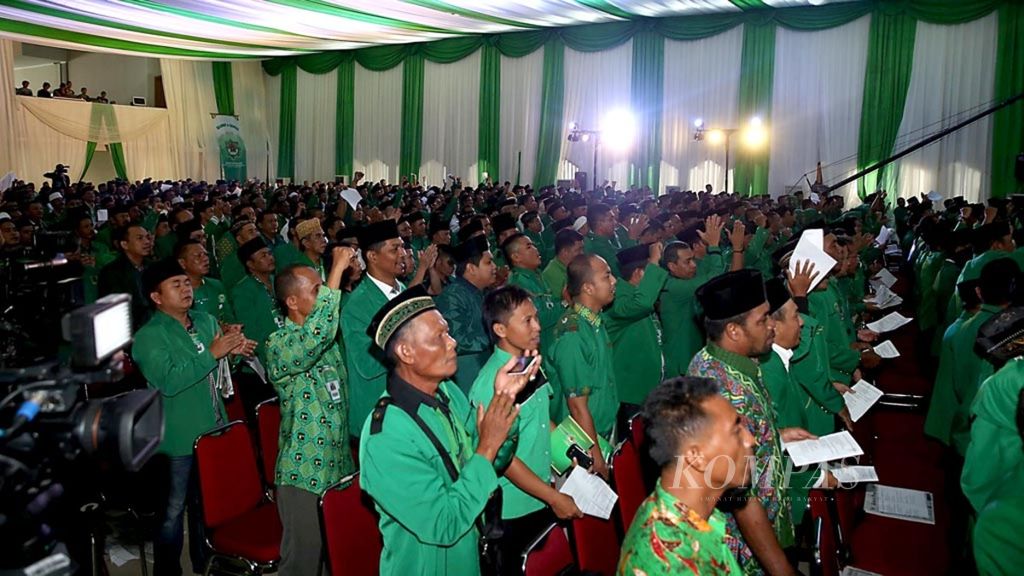 Para kader Partai Persatuan Pembangunan hadir dalam pembukaan Muktamar VIII PPP di Asrama Haji Pondokgede, Jakarta, Jumat (8/4/2016). Salah satu agenda dalam muktamar yang dibuka oleh Presiden Joko Widodo ini adalah pemilihan ketua umum PPP.