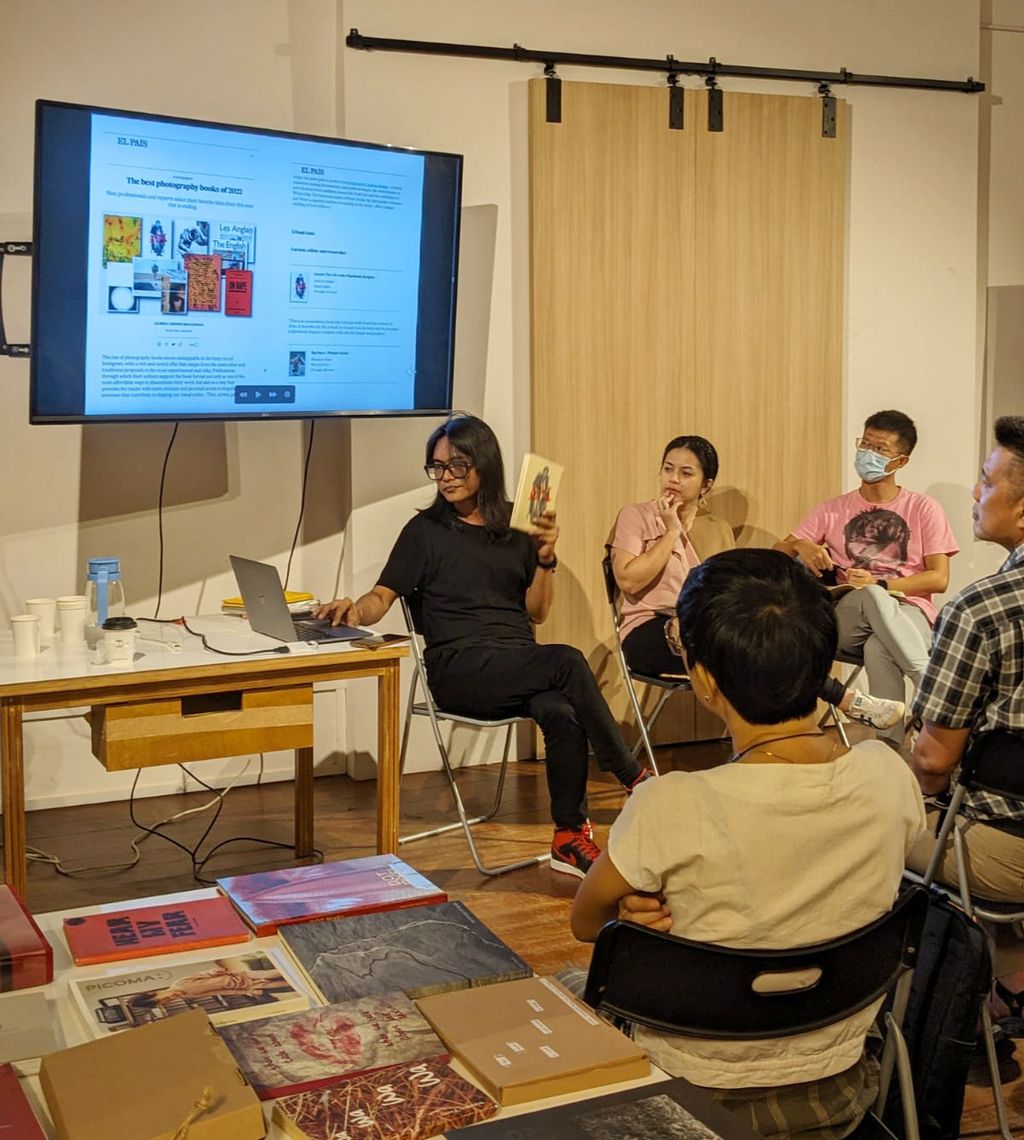 Diskusi ”Praktik Gueari Galeri dan Pemetaan Penerbitan Buku Foto Indonesia di Era Digital” di Objectifs, Singapura, Selasa (19/9/2023). 