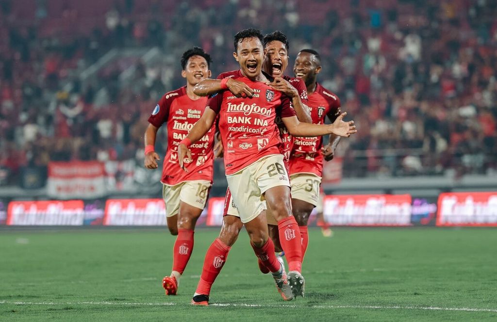 Ilustrasi. Pemain Bali United mengekspresikan kegembiraan setelah I Gede Sunu Jyesta Wibawa (depan) mencetak gol ke gawang Persis Solo dalam laga pekan ke-26 BRI Liga 1 2023/2024 di Stadion Kapten I Wayan Dipta, Gianyar, Kamis (29/2/2024). 
