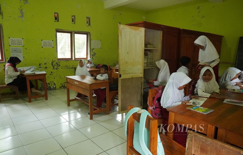 Siswa kelas I dan kelas II belajar di satu ruang yang disekat dengan lemari kayu di Madrasah Ibtidaiyah Pasawahan, Kecamatan Banjaranyar, Kabupaten Ciamis, Jawa Barat, Selasa (19/7/2022). 