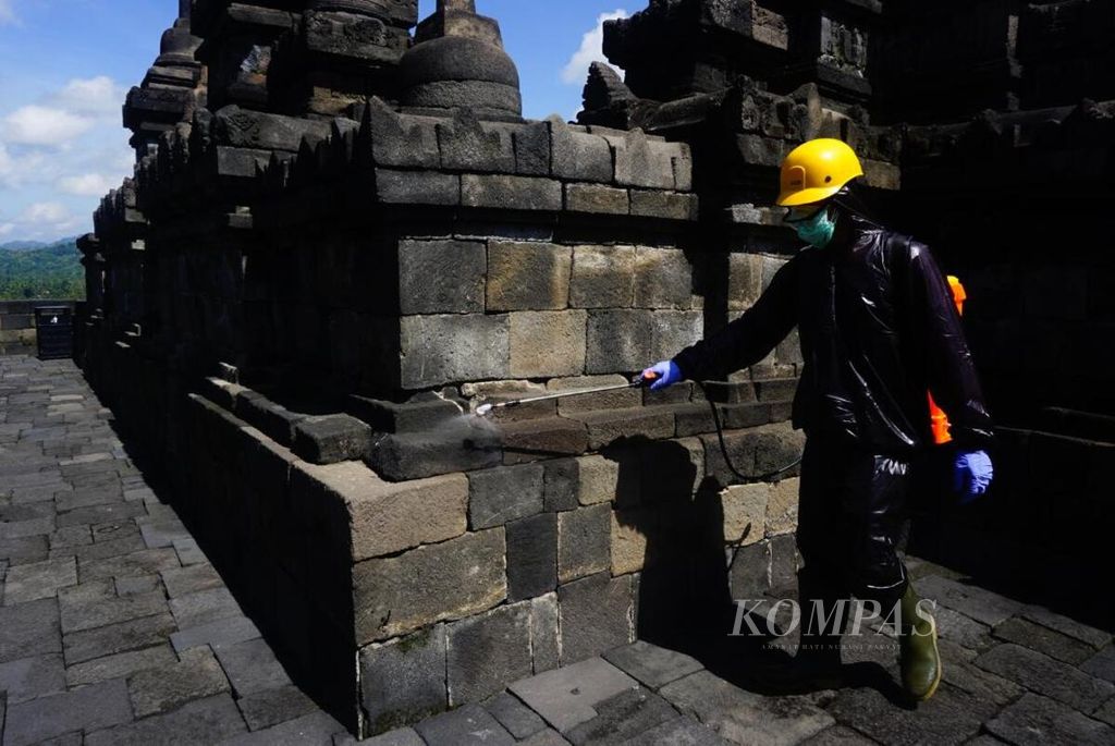 Borobudur Conservation Center officers spray antifungal and antibacterial liquid on the rocks of Borobudur Temple, Monday (16/3/2020).