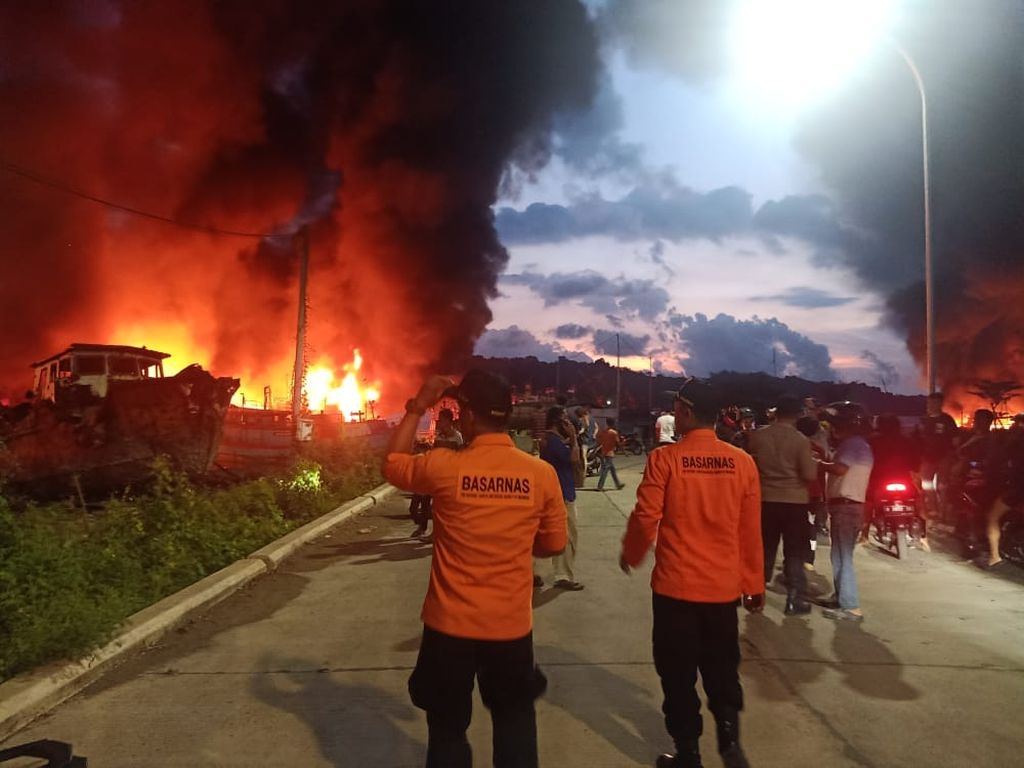 Sejumlah kapal di sekitar Dermaga Wijayapura, Cilacap, Jawa Tengah, terbakar, Selasa (3/5/2022).