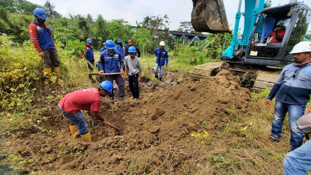 Para pekerja dari PT Hutama Karya berupaya memperbaiki kebocoran pipa BBM Pertamina yang bocor di Jeruklegi, Kabupaten Cilacap, Jawa Tengah, Rabu (3/8/2022).