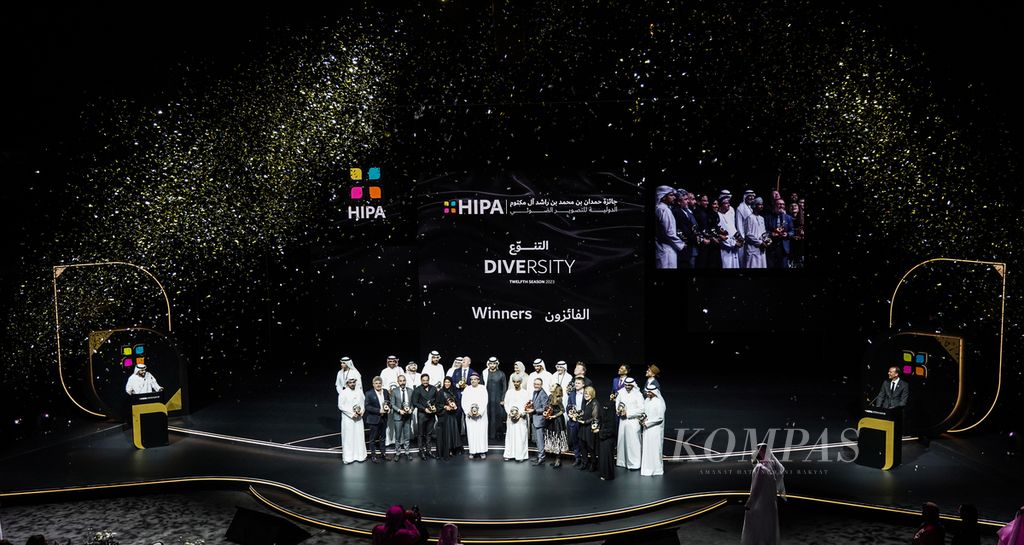Foto bersama para peraih penghargaan pada The Hamdan Bin Mohammed Bin Rashid Al Maktoum International Photography Awards (HIPA) 2023 di Dubai Opera, Dubai, Uni Emirat Arab, Kamis (16/11/2023) malam.