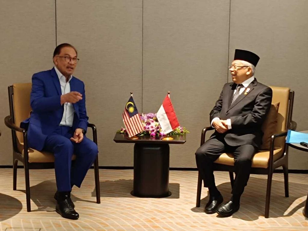 Wakil Presiden Ma'ruf Amin (kanan), Selasa (27/11/2023), bersama PM Malaysia Anwar Ibrahim sebelum menghadiri Global Muslim Business Forum 2023 di Borneo Convention Centre, Kuching, Sarawak, Malaysia. 