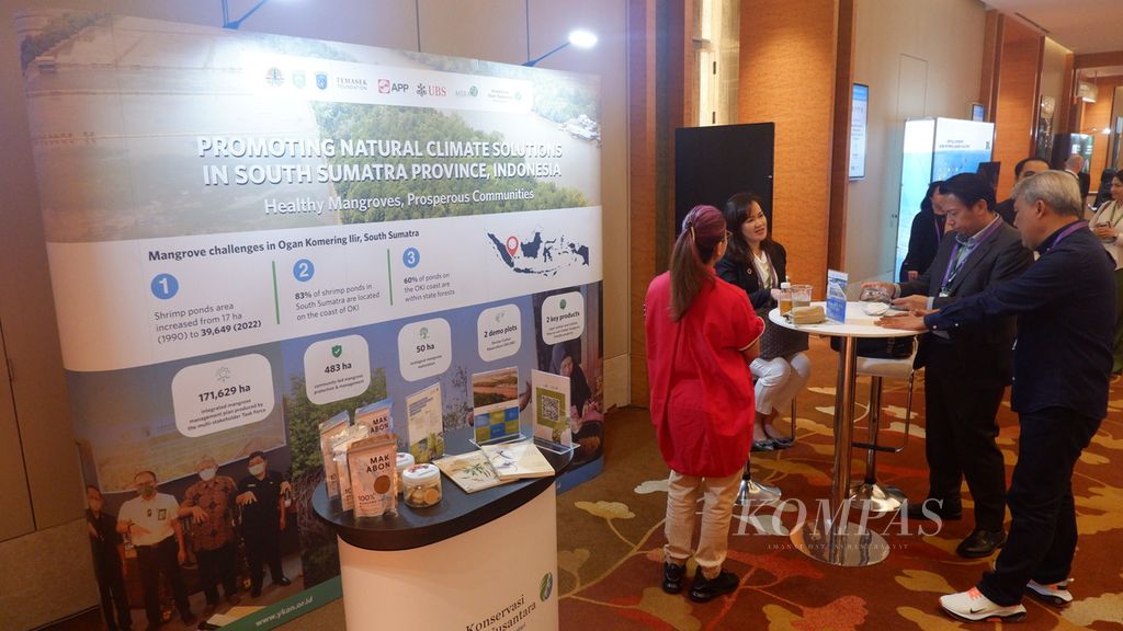 Pengunjung mengobrol di <i>booth </i>Yayasan Konservasi Alam Nusantara (YKAN) yang berpartisipasi dalam acara Konferensi Filantropi Asia atau Philanthropy Asia Summit (PAS) 2024 di Expo Sands &amp; Convention Centre, Marina Bay Sands, Singapura, Selasa (16/4/2024).