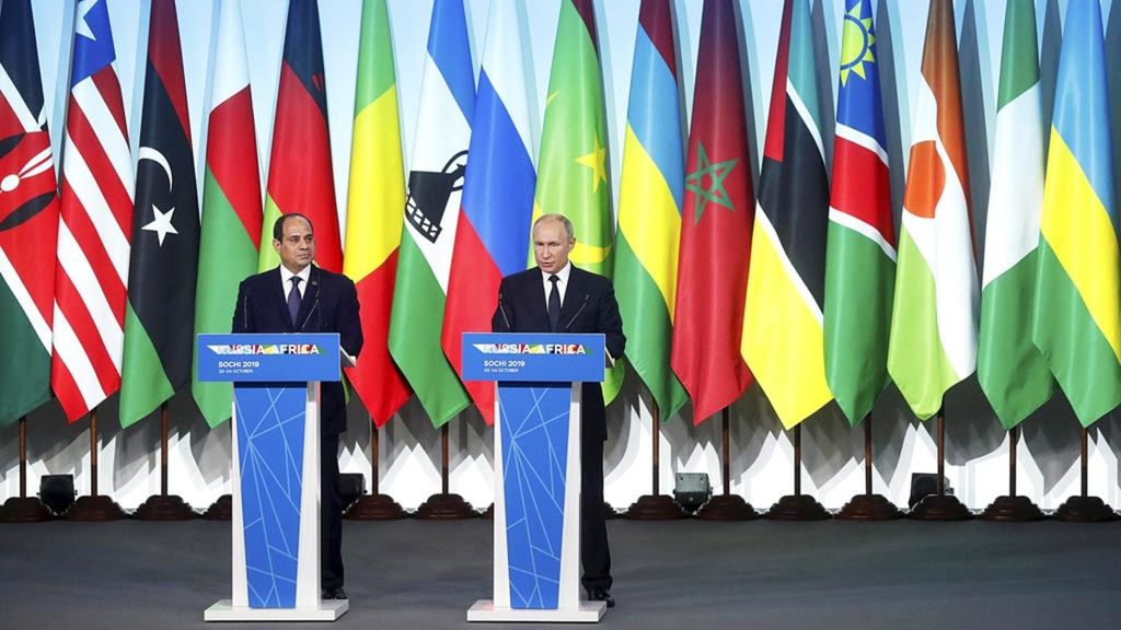  Presiden Mesir Abdel Fatah el-Sisi (kiri) mendengarkan Presiden Rusia Vladimir Putin saat memberi pernyataan kepada pers seusai menghadiri Konferensi Tingkat Tinggi Rusia-Afrika di Sochi, Rusia, 24 Oktober 2019.