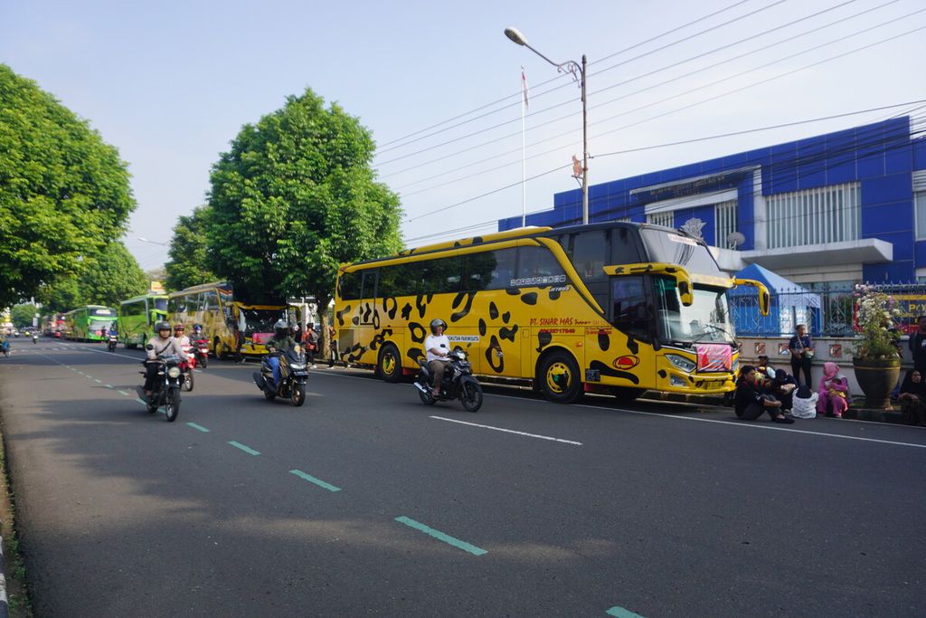 Tujuh bus dipakai untuk mengangkut 350 orang dalam program balik gratis yang digelar Polresta Banyumas dari Purwokerto ke Jakarta, Rabu (26/4/2023).