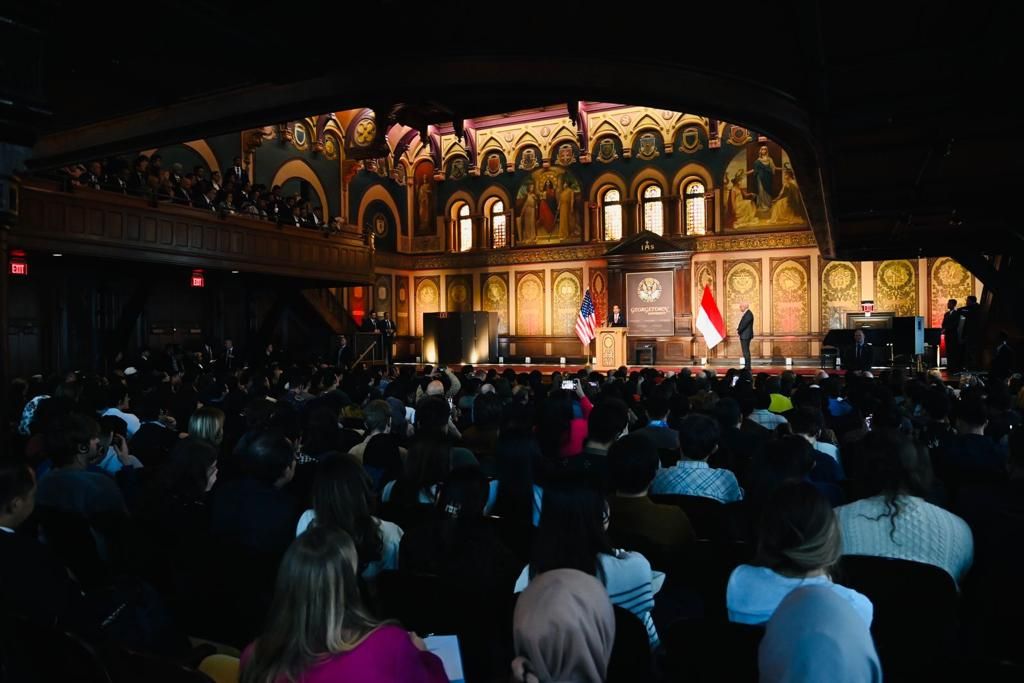 Presiden Joko Widodo menyampaikan kuliah umum yang diikuti hampir 500 peserta di Georgetown University, Washington DC, Senin (13/11/2023), kepada 500 akademisi dan mahasiswa.