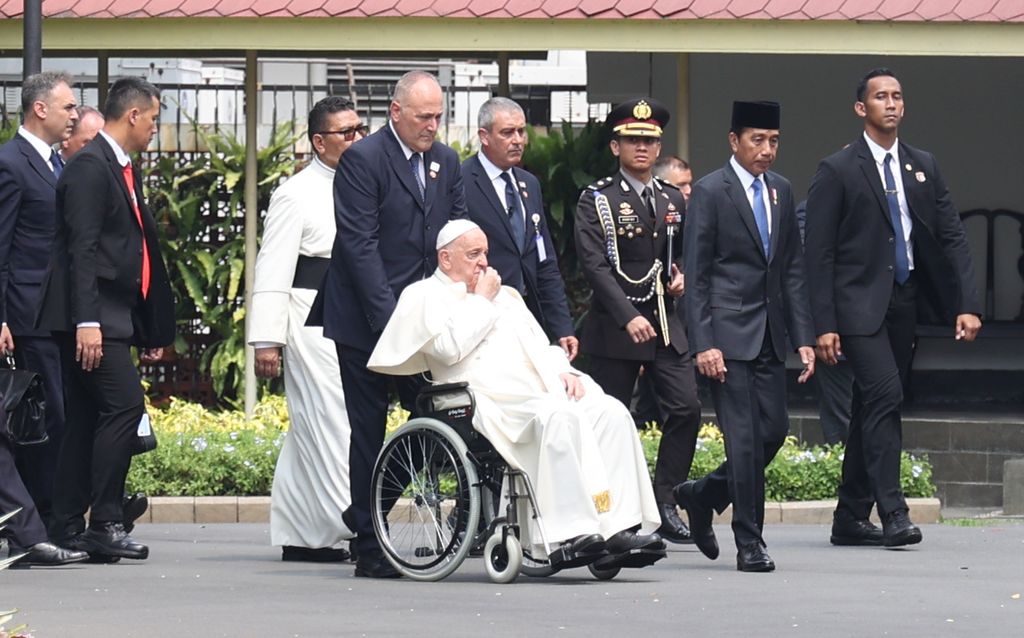 Presiden Joko Widodo dan Paus Fransiskus berjalan menuju Istana Negara untuk mengikuti pertemuan dengan korps diplomatic dan tokoh agama yang dilaksanakan di Istana Negara, Jakarta, Rabu (4/9/2024). 