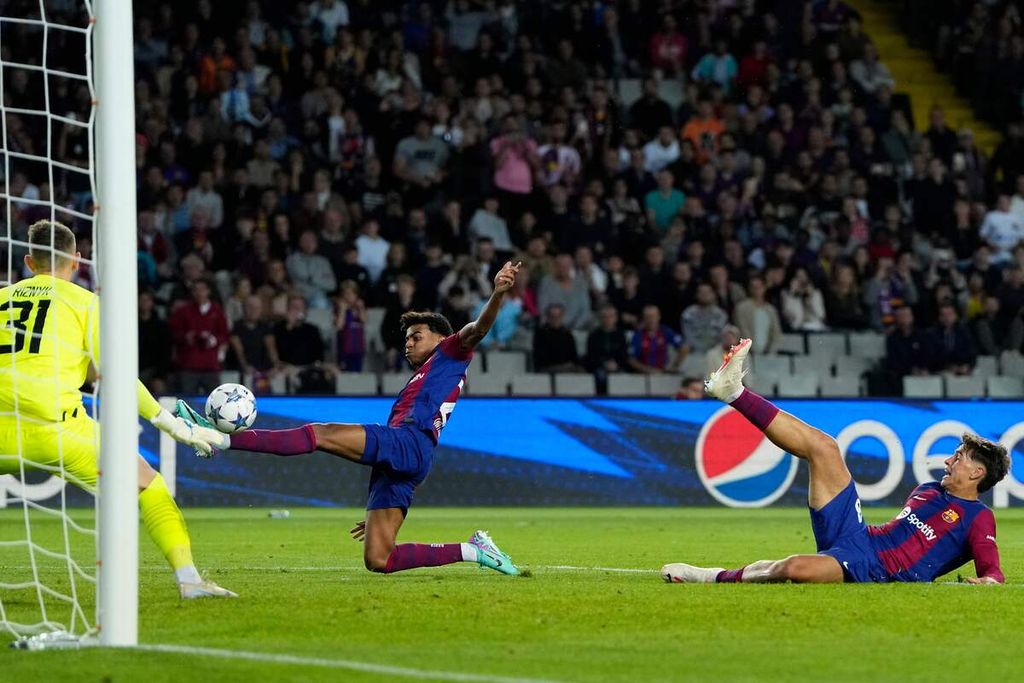 Penyerang Barcelona, Lamine Yamal (tengah), mencoba mengontrol bola di depan gawang Shakhtar Donetsk pada laga penyisihan grup Liga Champion Eropa di Stadion Olimpic Lluis Companys di Barcelona, Spanyol, Kamis (26/10/2023) dini hari WIB. Barcelona menang 2-1 pada laga itu.