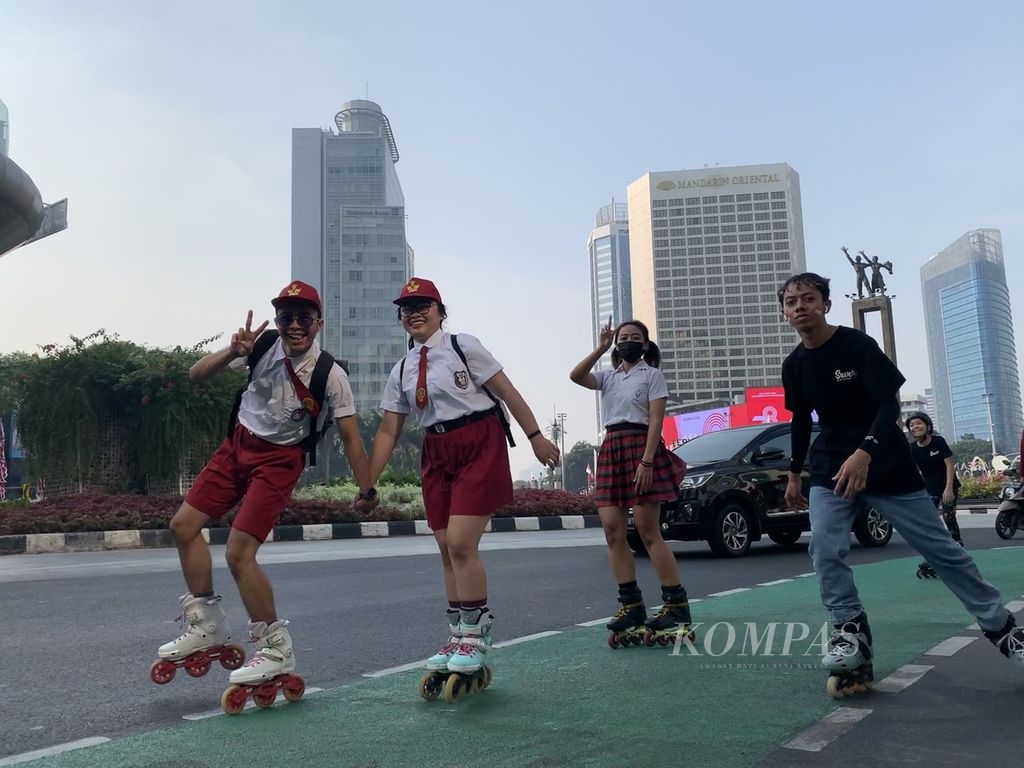 Pegiat olahraga sepatu roda yang tergabung dalam Jakarta Inline Skate Community turut berekspresi merayakan Hari Ulang Tahun Ke-78 Republik Indonesia. Mereka bermain sepatu roda dengan mengenakan kostum dan atribut menarik di kawasan Bundaran HI, Jakarta, Kamis (17/8/2023).