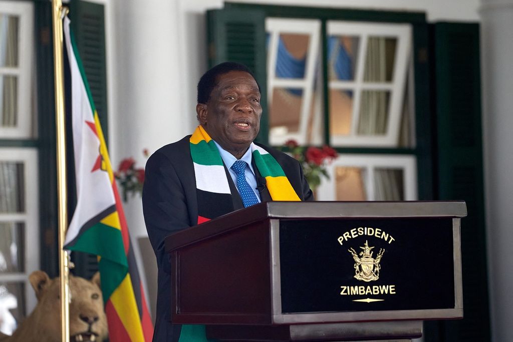 Presiden Zimbabwe Emmerson Mnangagwa memberikan keterangan pers di Gedung Negara, Harare, 27 Agustus 2023. 