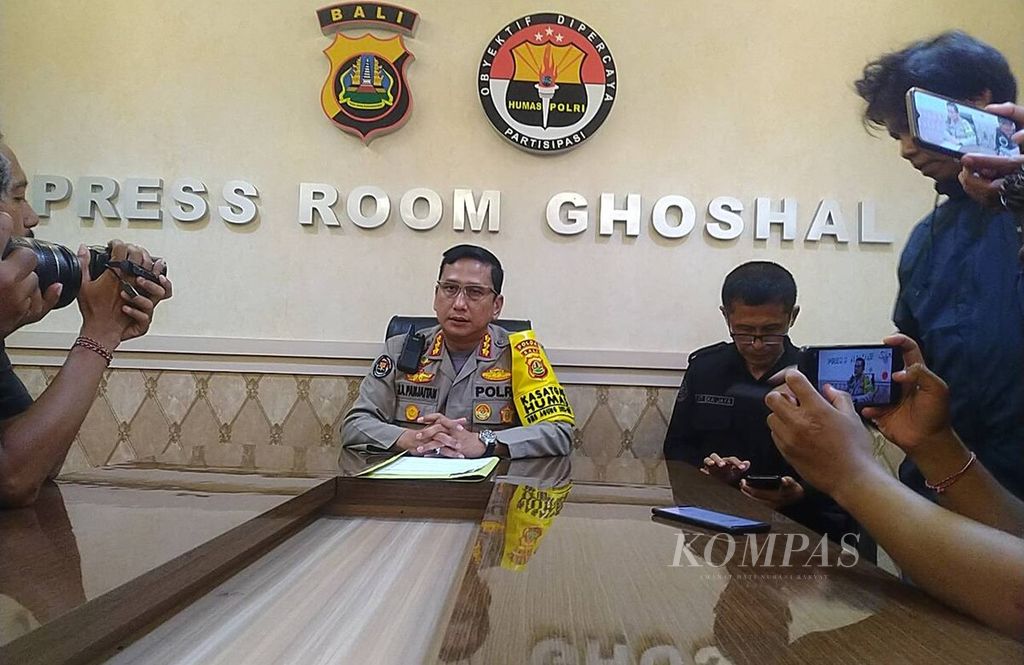 Kepala Bidang Humas Polda Bali Komisaris Besar Jansen Avitus Panjaitan (tengah) di Polda Bali, Kota Denpasar, Jumat (5/1/2024), memberikan keterangan perihal pengungkapan kasus dugaan pemerasan dan pengancaman terhadap orang asing. 