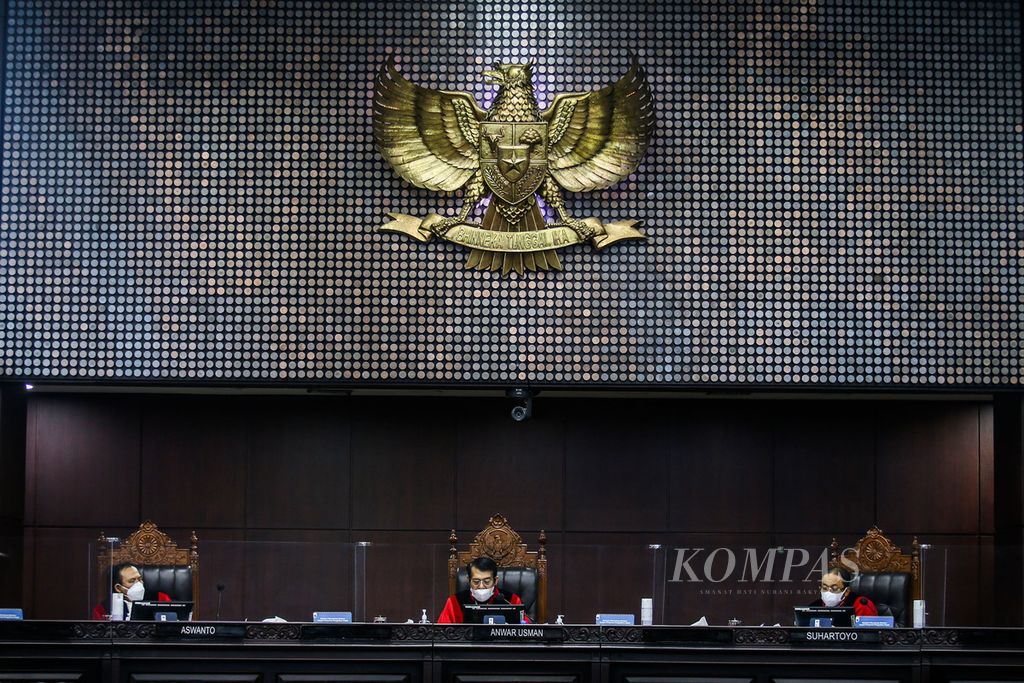 Majelis hakim membacakan sidang putusan uji materi UU ITE terkait pemblokiran internet di gedung Mahkamah Konstitusi (MK), Jakarta, Rabu (27/10/2021). Mahkamah Konstitusi menolak permohonan yang diajukan Aliansi Jurnalis Independen dan wartawan suarapapua.com, Arnoldus Belau, terkait uji materi Pasal 40 Ayat 2b Undang-Undang Nomor 19 Tahun 2016 tentang Informasi dan Transaksi Elektronik. Pemohon meminta agar pemerintah menerapkan kriteria tertentu dan penjelasan sebelum melakukan pemblokiran internet. Kriteria dan penjelasan dibutuhkan agar pemblokiran akses internet tidak dilakukan secara serta-merta yang dapat menjadi sebuah tindakan sewenang-wenang. 