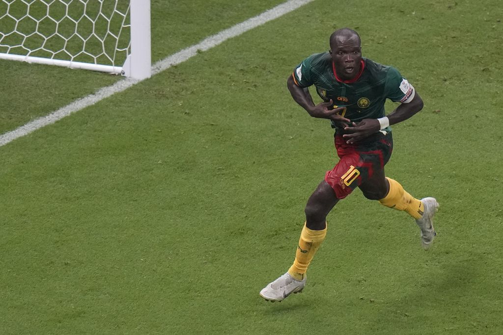 Pemain Kamerun Vincent Aboubakar meluapkan kegembiraan setelah mencetak gol melawan Brasil  dalam laga terakhir Grup G Piala Dunia Qatar 2022 di Stadion Lusail, Lusail, Sabtu (3/12/2022) dini hari WIB.