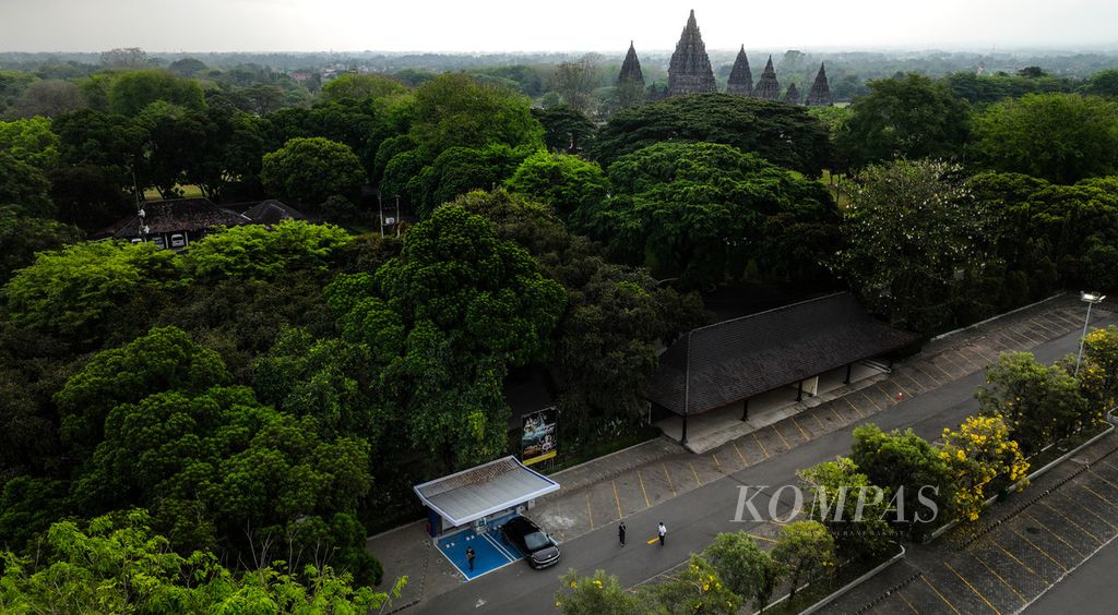Stasiun Pengisian Kendaraan Listrik Umum (SPKLU) di Komplek Taman Wisata Candi Prambanan, Yogyakarta, Rabu (7/9/2022). Penempatan SPKLU di kawasan wisata juga menjadi salah satu fasilitas ketika menuju konvergensi energi bahan bakar kendaraan.