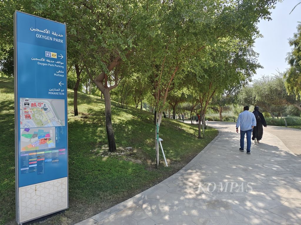 Warga melintas di kawasan pejalan kaki yang berada di Education City, Doha, Jumat (25/11/2022). Selain gedung-gedung pendidikan, Education City juga dilengkapi suasana taman yang rindang.
