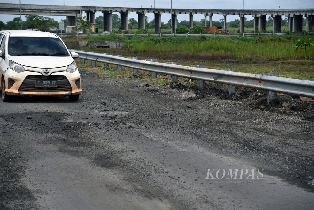 Pengendara melintasi jalanan rusak yang belum diperbaiki di Tol Kayu Agung-Palembang, Sumatera Selatan, Rabu (27/3/2024). 