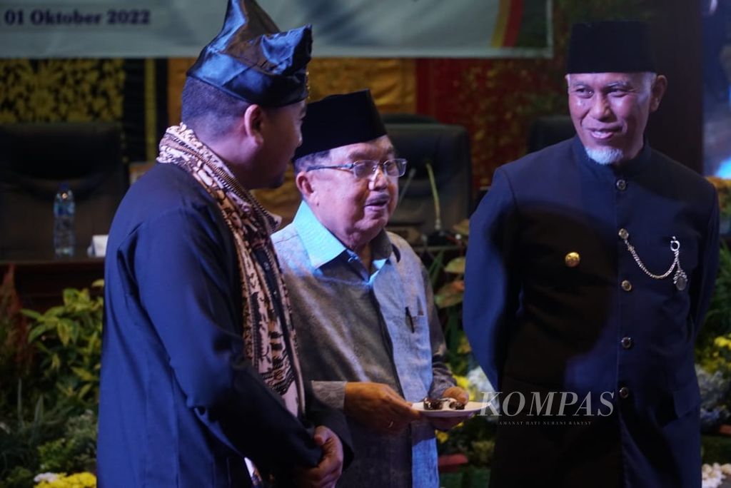 Mantan Wakil Presiden Jusuf Kalla diapit Gubernur Sumatera Barat Mahyeldi (kanan) dan wakilnya Audy Joinaldy dalam perayaan HUT Ke-77 Sumbar di Kantor DPRD Sumbar, Padang, Sabtu (1/10/2022).