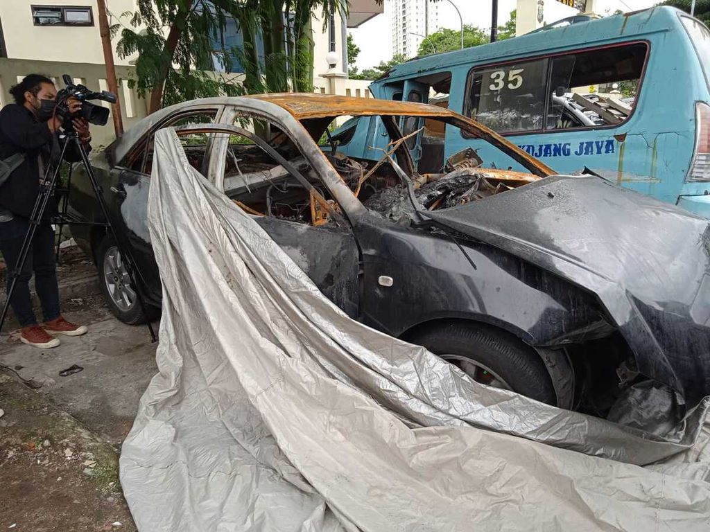 Mobil sedan yang mengalami kecelakaan tunggal dan terbakar di kawasan Senen, Jakarta Pusat, diamankan di Polres Metro Jakarta Pusat, Kamis (10/2/2022).
