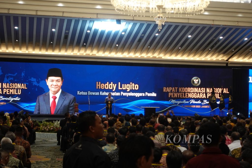 Ketua Dewan Kehormatan Penyelenggara Pemilu (DKPP) Heddy Lugito menyampaikan laporan pada acara pembukaan Rapat Koordinasi Nasional Penyelenggara Pemilu di Jakarta, Rabu (8/11/2023).
