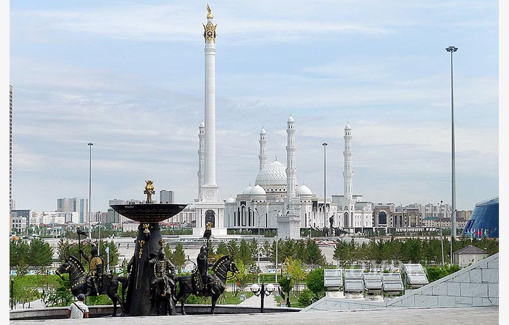 Patung pria berkuda menghiasi halaman depan Museum Nasional yang menghadap ke arah Monumen Kazakh Eli dan Masjid Khazret Sultan di Astana, Kazakhstan, seperti terlihat awal Juni 2017.