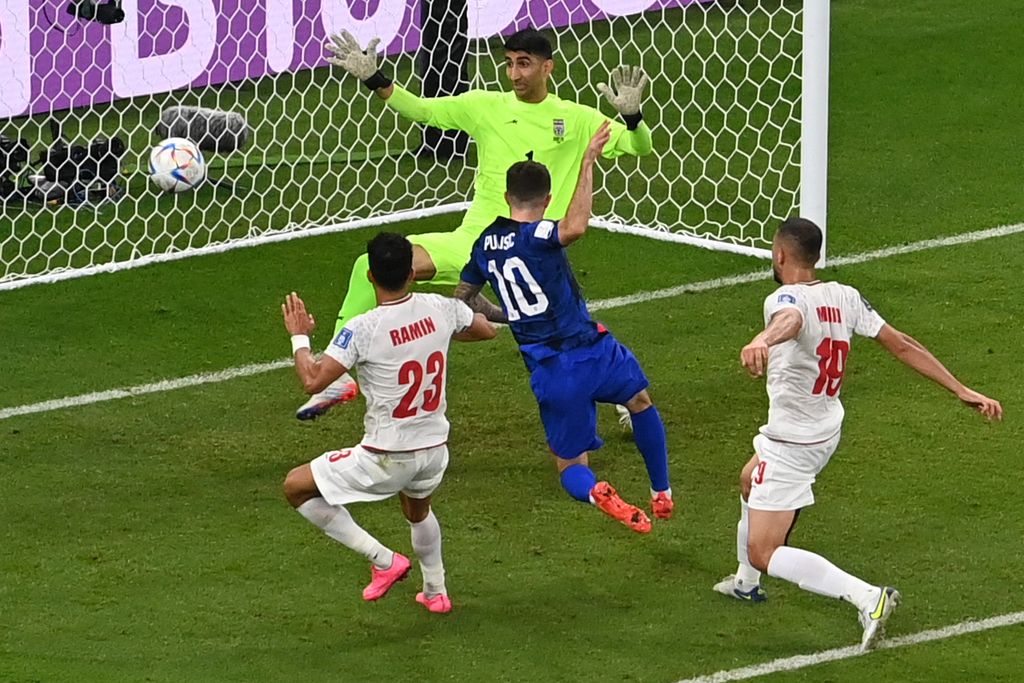 Penyerang AS, Christian Pulisic, mencetak gol kemenangan AS ke gawang Iran pada laga penyisihan Grup B Piala Dunia Qatar di Stadion Al Thumama, Doha, Rabu (30/11/2022) dini hari WIB.