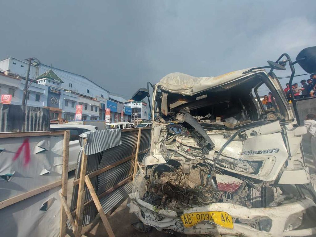 Kondisi lokasi kecelakaan truk molen yang diduga gagal mengerem dan menabrak truk molen lain yang terparkir di sekitar Simpang Muara Rapak, Kota Balikpapan, Kalimantan Timur, Selasa (27/12/2022). Seorang sopir meninggal.