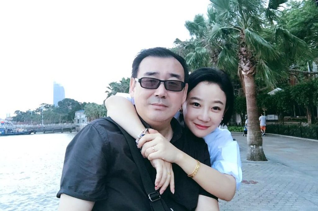Yang Hengjun dan istrinya, Yuan Xiaoliang, pada sebuah foto tak bertanggal. Pemerintah Australia “sangat prihatin dan kecewa” atas penahanan Yang Hengjun, yang merupakan penulis warga negara Australia kelahiran China, oleh Pemerintah China dengan tuduhan spionase.