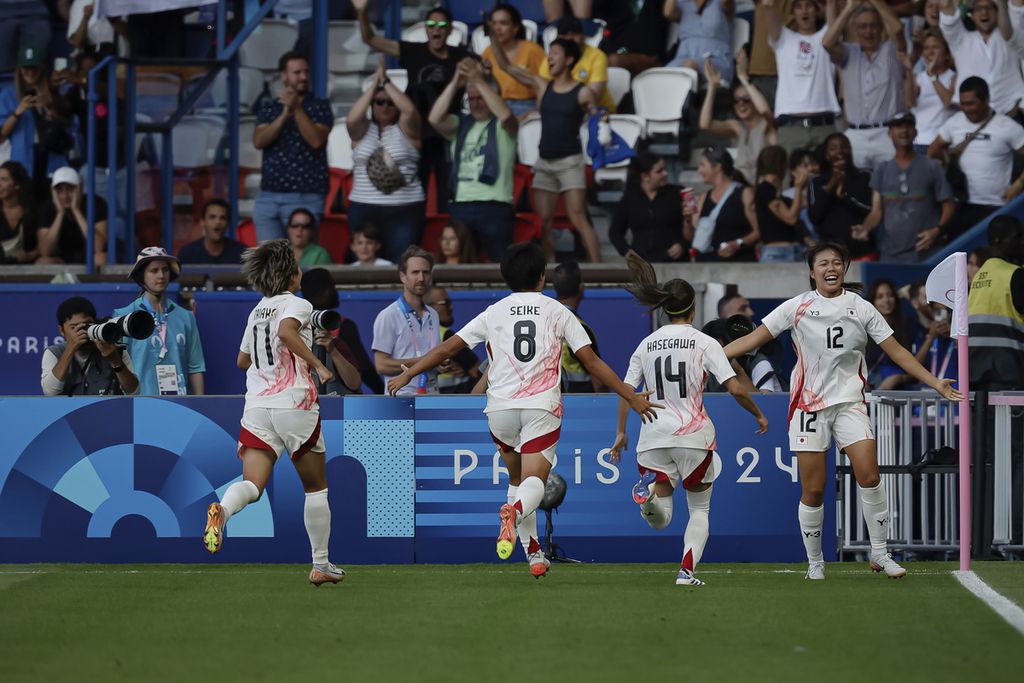 Pemain Jepang melakukan selebrasi setelah mencetak gol kedua ke gawang Brasil dalam pertandingan penyisihan Grup B sepak bola putri Olimpiade Paris 2024 di Stadion Parc des Princes, Paris, Perancis, Minggu (28/7/2024). 