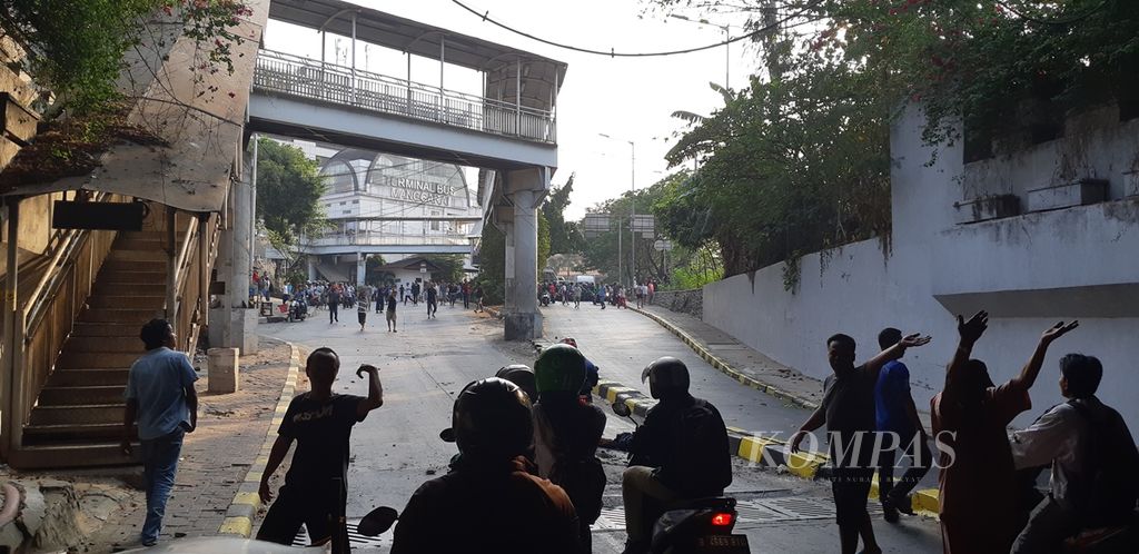 Jalan Sultan Agung, Jakarta Selatan, tak bisa dilewati kendaraan pada Selasa (3/9/2019), pukul 16.00, akibat tawuran antar dua kelompok pemuda di sekitar jalan itu.