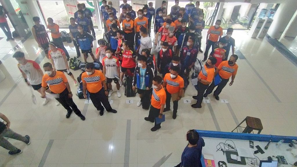 Para pemain dan wasit bersiap di lobi Gedung Olahraga PB Jaya Raya, Kota Tangerang Selatan, Banten, Jumat (4/11/2022). Mereka mempersiapkan diri sebelum memulai pertandingan seusai jeda istirahat shalat Jumat. 