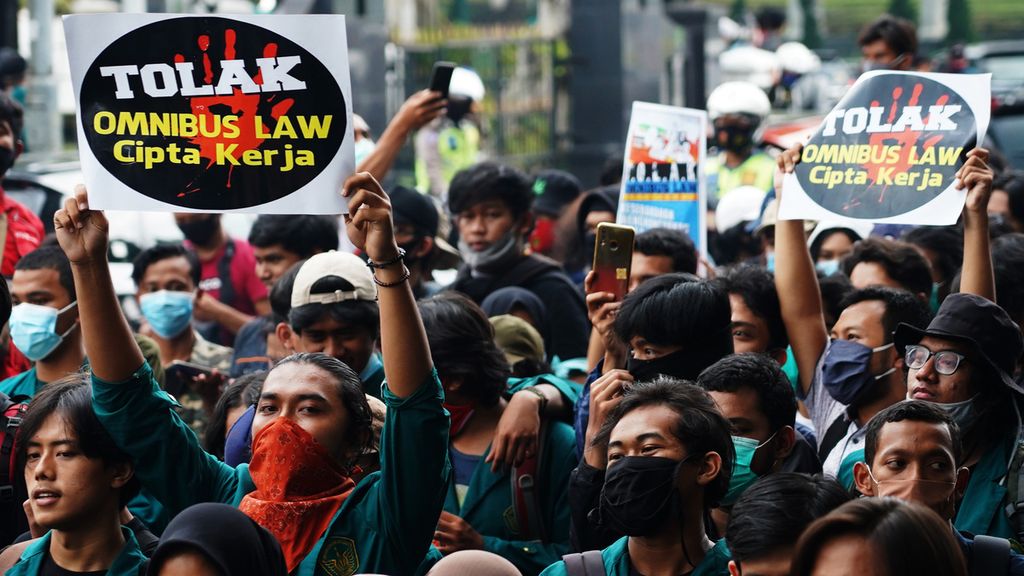 Mahasiswa dari berbagai aliansi saat menggelar aksi memprotes disahkannya UU Cipta Kerja di depan Istana Bogor, Kota Bogor, Jawa Barat, Kamis (8/10/2020). 