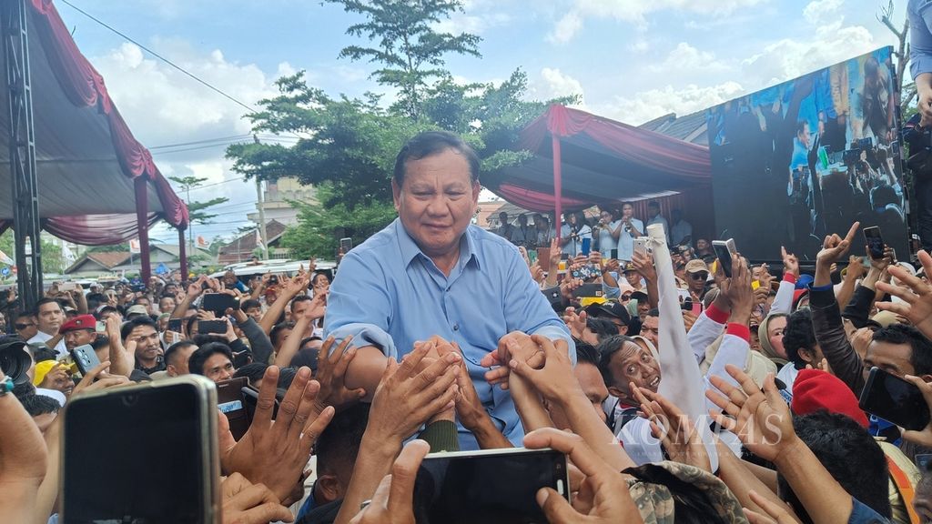 Calon presiden nomor urut 2, Prabowo Subianto, saat diarak oleh ajudannya ketika berkampanye di Primajasa Exhibition Center, Tasikmalaya, Jawa Barat, Sabtu (2/12/2023).