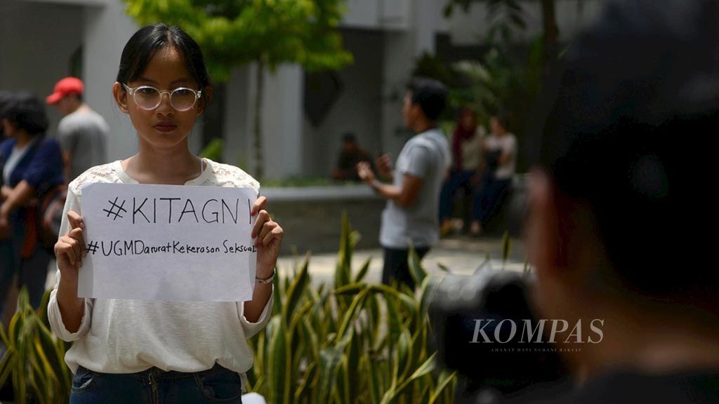 Mahasiswa mengikuti aksi "UGM Darurat Kekerasan Seksual" di kampus Fakultas Ilmu Sosial dan Politik Universitas Gadjah Mada, Yogyakarta, Kamis (8/11/2018). Aksi tersebut untuk menuntut pengusutan tuntas kasus dugaan pelecehan seksual yang oleh salah satu mahasiswa UGM peserta Kuliah Kerja Nyata terhadap rekannya pada tahun 2017.